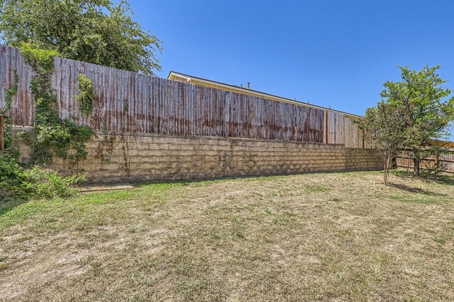 Building Photo - Corner Lot!
