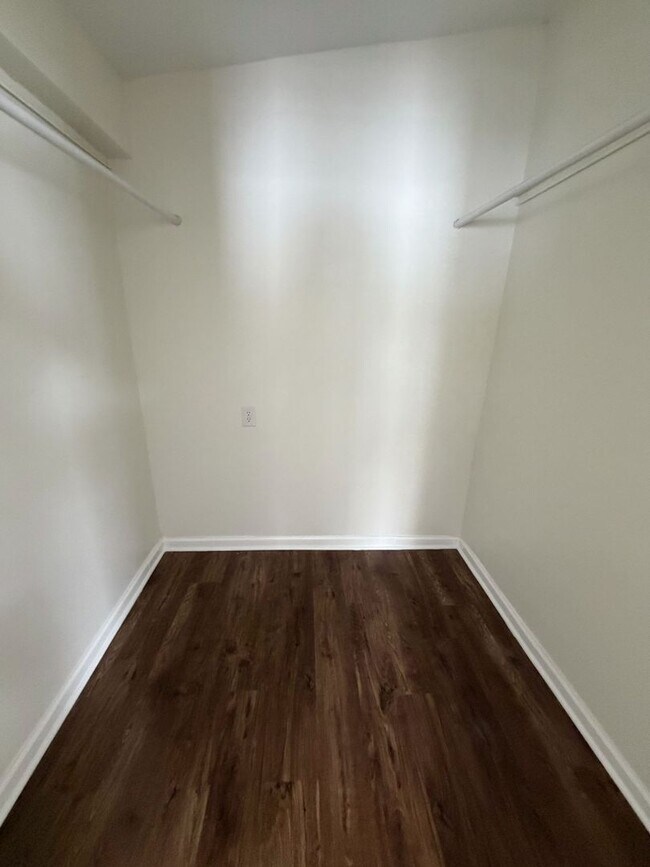 Building Photo - Freshly Renovated Home in Convenient Locat...