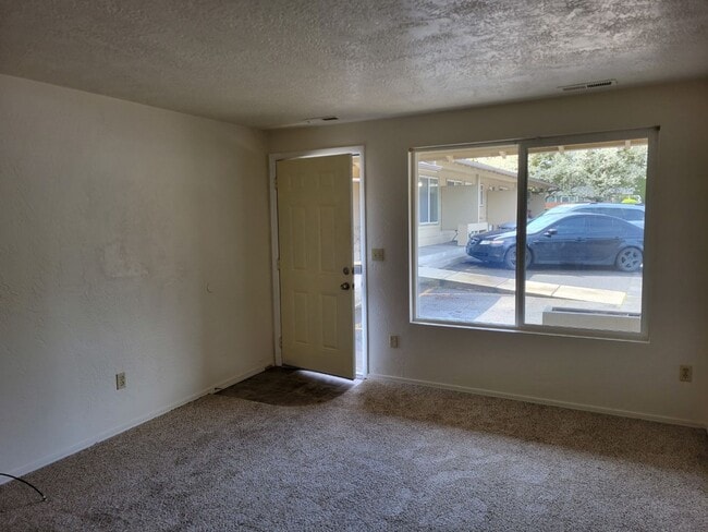 Building Photo - Ground Level 1 Bedroom 1 Bath W/ AC