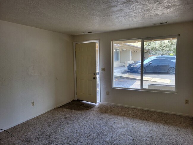 Building Photo - Rent Special: 1/2 Off June's Rent!! Ground Level 1 Bedroom 1 Bath W/ AC