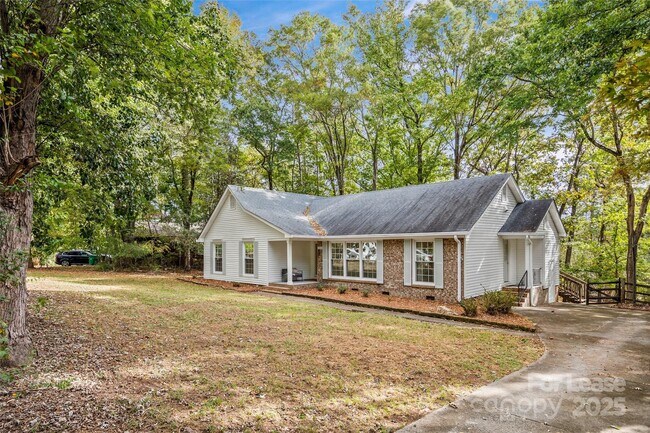 Building Photo - 7601 Robin Crest Rd