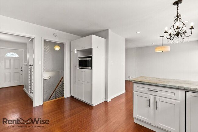 Building Photo - 1120 Oakwood Dr