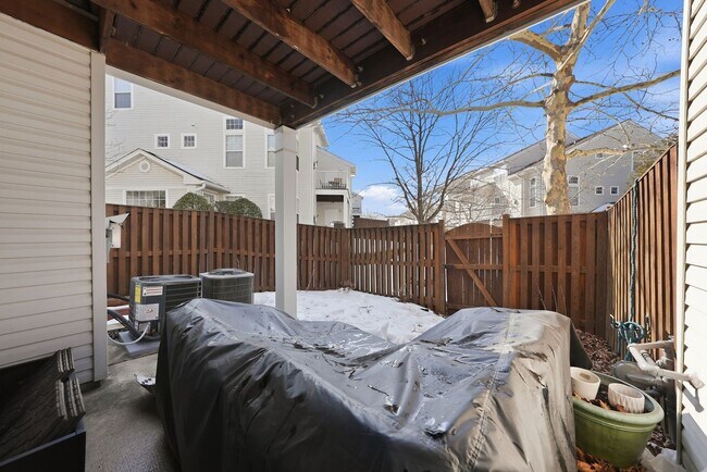 Building Photo - Enjoy the ease of condo style townhome living in this bright and inviting end unit.