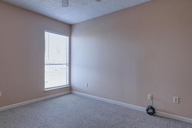 Building Photo - 13809 Suntan Ave