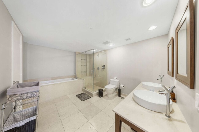 Building Photo - 485 Brickell Ave