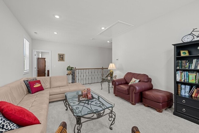 Building Photo - Like new townhome in Wykoff!