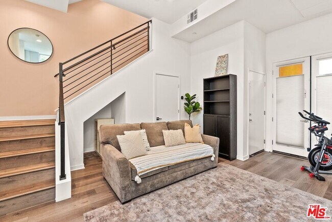 Building Photo - 3034 1/4 N Coolidge Ave