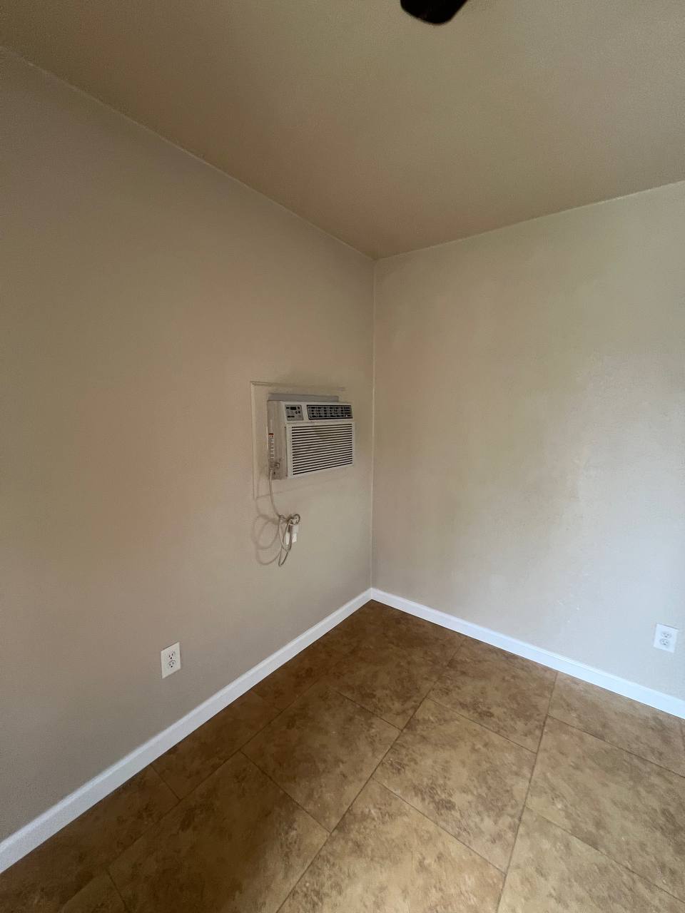Building Photo - 304 N Sierra Vista Ave
