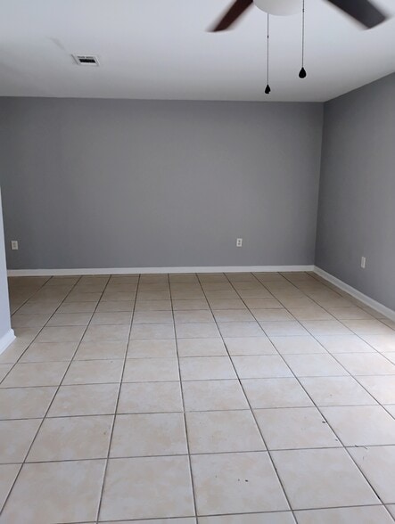 Building Photo - 832 Holt Dr