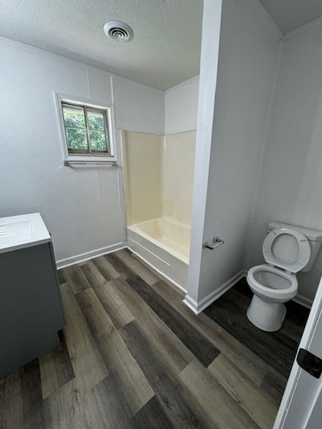 Building Photo - *FREE 1ST MONTHS RENT IF LEASE SIGNED IN FEBRUARY!!* 1 Bed 1 Bath Apartment with Water and Trash ...