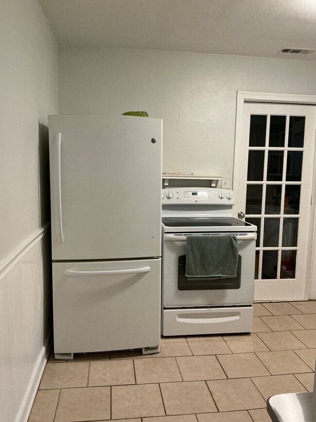 Building Photo - 2 Bedroom / One bathroom house!