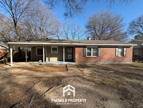 Building Photo - Charming 3BR Memphis Home with Tile Floors, Dining Area & Fenced Backyard