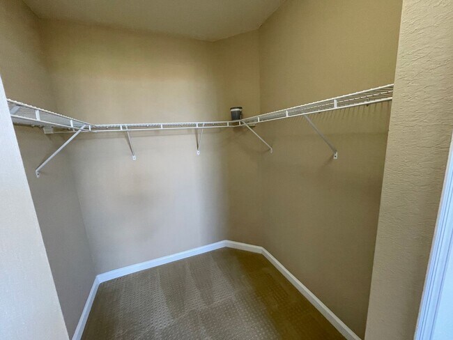 Building Photo - ANNUAL RENTAL - POSITANO PLACE-1 BED/1 BATH WITH LAKE VIEW AND NEW APPLIANCES!