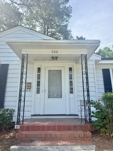Building Photo - 600 W Cedar St