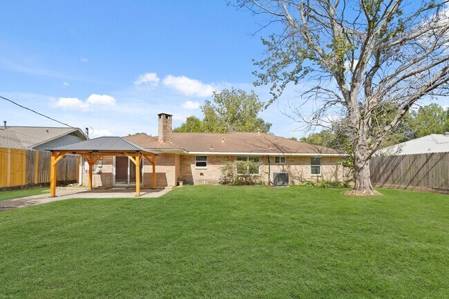 Building Photo - 5451 Redstart St