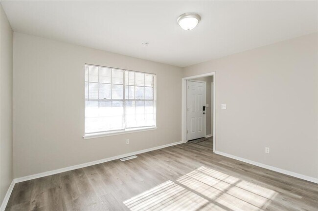 Building Photo - 929 W Idylwild Dr