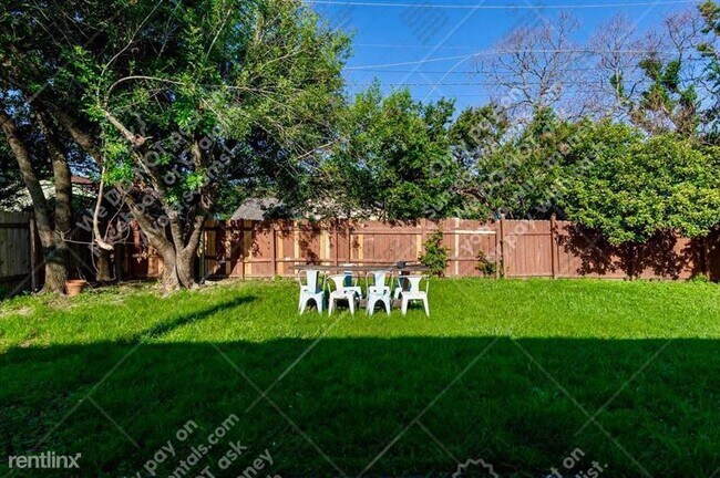 Building Photo - 2204 Silver Spur Dr