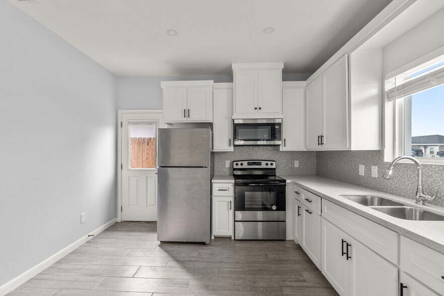 Building Photo - 11018 N 33rd Ln