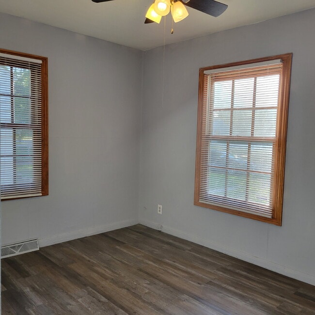 Building Photo - Highway to Home: Rent this 'Neighborly Oasis' 2 Bed/1 Bath with a Garage Bonus!