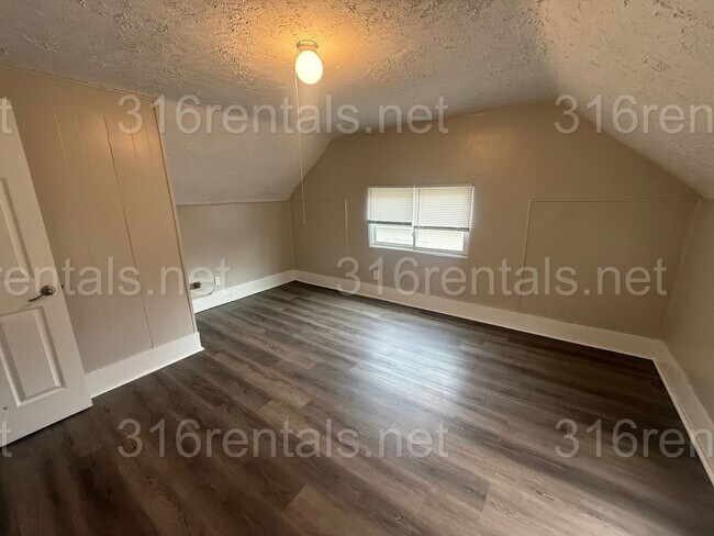 Building Photo - $945- 3 bed 1 bath home - Single Family Home
