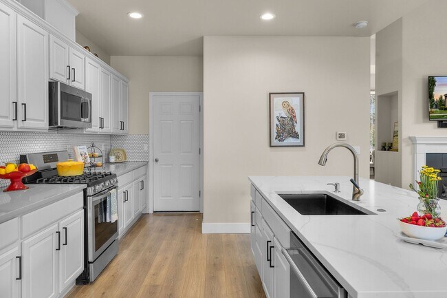 Building Photo - Stunning furnished home located in the des...