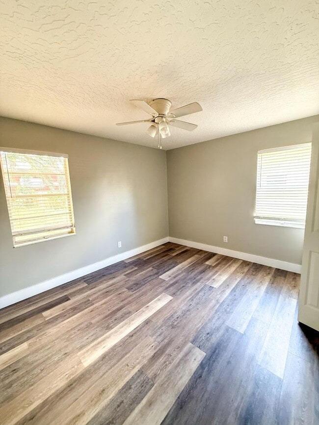 Building Photo - Charming Renovated Brick Home in Fort Walt...