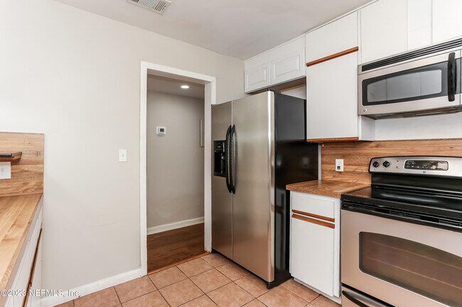 Building Photo - 6215 Pine Cove Ln