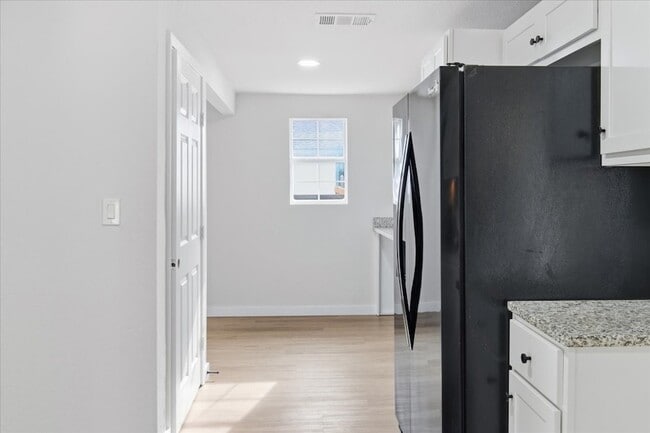 Building Photo - 404 S Murray St