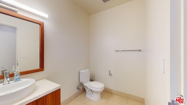 Building Photo - 1100 S Hope St