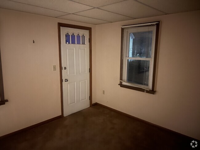 Building Photo - 723 E Pine St