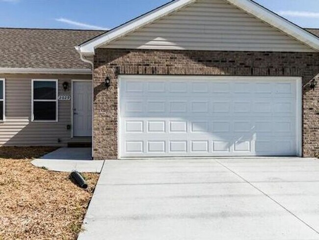 Building Photo - 2 bed 2 bth duplex- available now