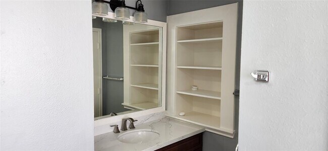 Building Photo - 5733 Dorbrandt St