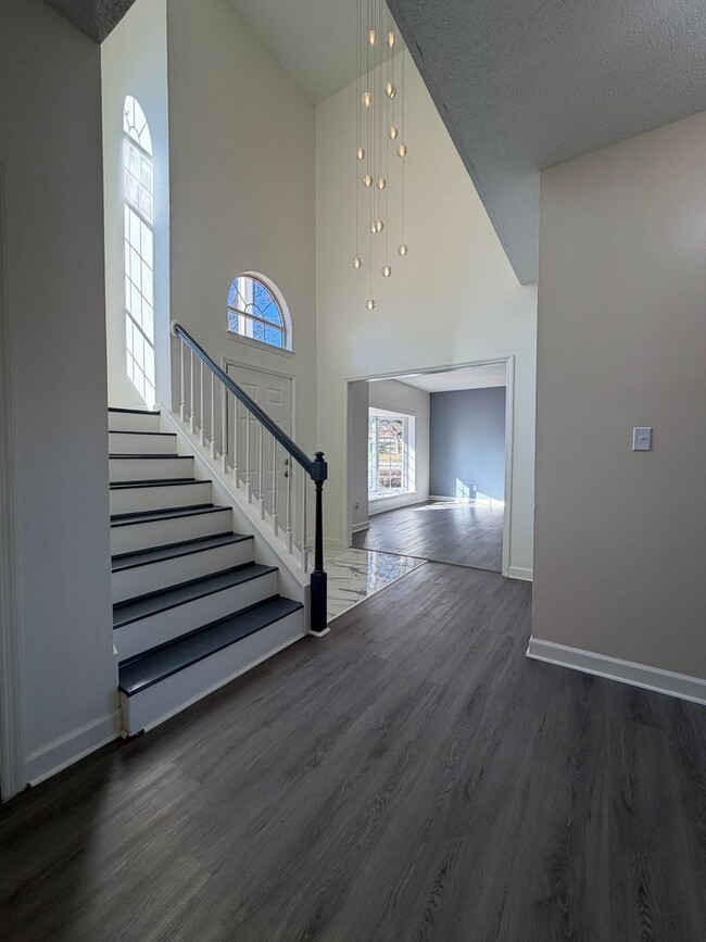 Building Photo - 3 bed | 2.5 bath | 2,630 sq ft