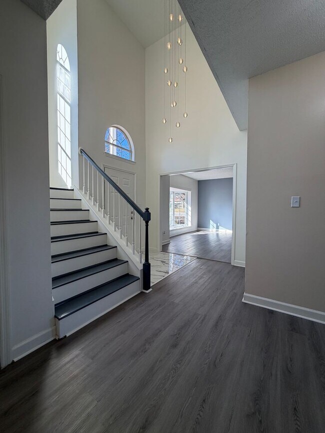 Building Photo - 4 bed | 2.5 bath | 2,630 sq ft