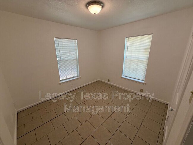 Building Photo - 1112 Dugan St