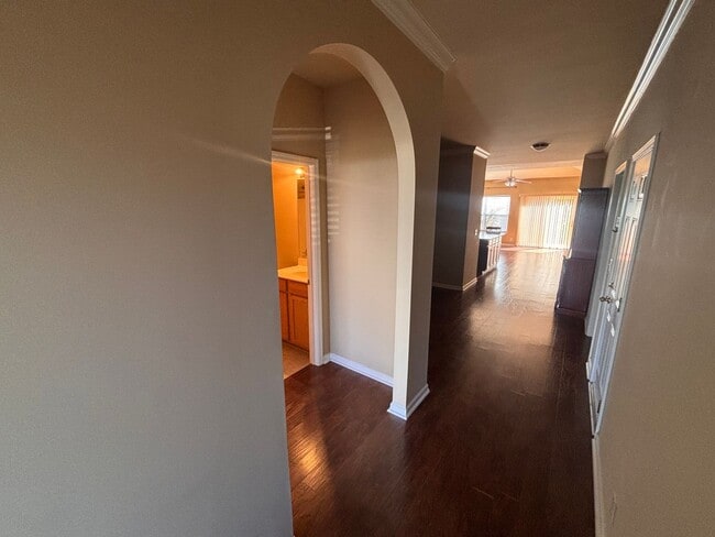 Building Photo - Beautiful 2-Bed, 2.5-Bath Townhouse in Har...