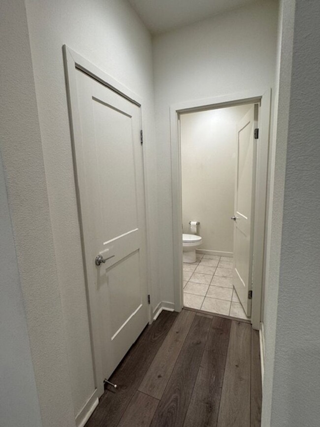 Building Photo - Newer 3 bedroom townhome in Simi Valley
