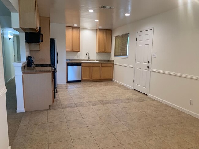 Building Photo - 3 bedroom 2 bath home with HUGE yard in Or...