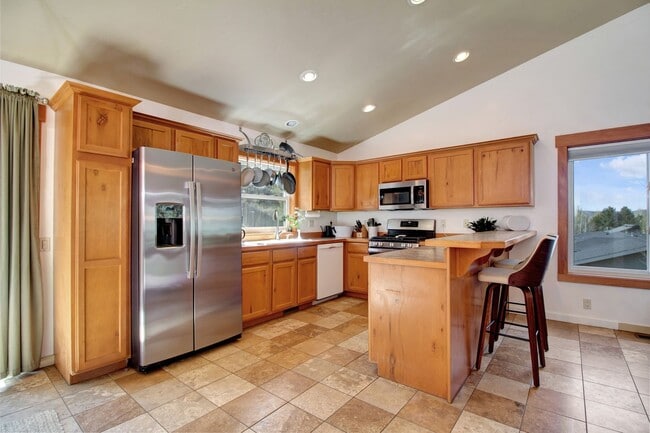 Building Photo - Spacious Home on Elevated Lot in Bellevue'...