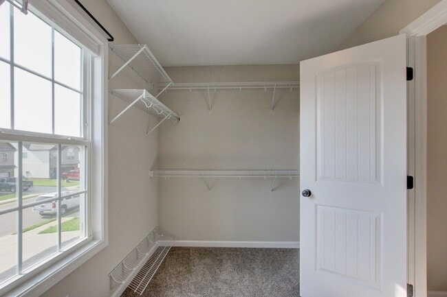 Building Photo - Huge 5 bed 3 ba.  Gorgeous House Near Post...