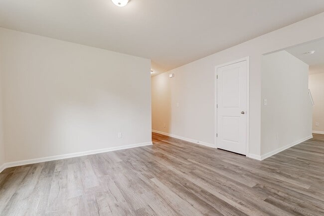 Building Photo - 5 bedroom Benjamin Floor Plan with a relax...