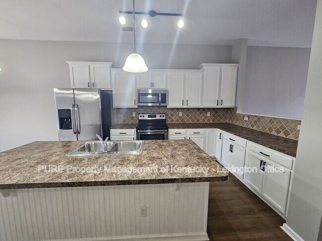 Building Photo - 688 Estrella Dr