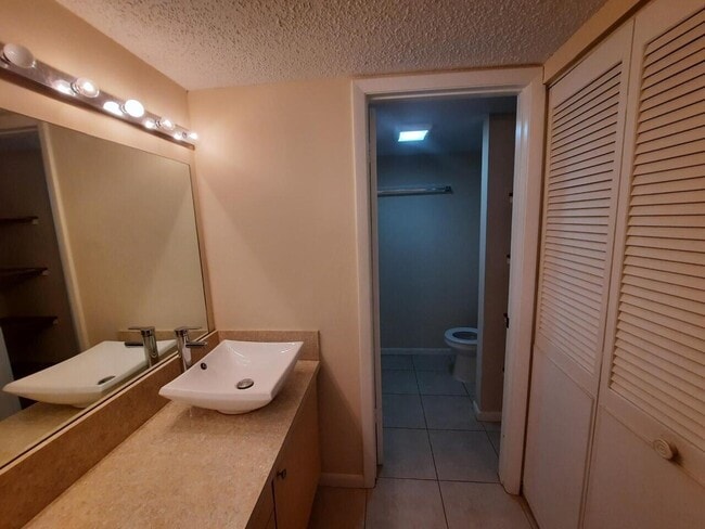 Building Photo - 1440 N Lawnwood Cir