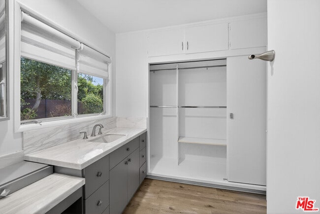 Building Photo - 935 Linda Flora Dr