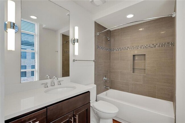 Building Photo - 833 Howard Ave