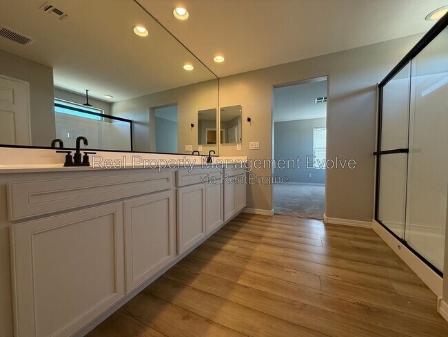 Building Photo - 5618 N 87th Dr