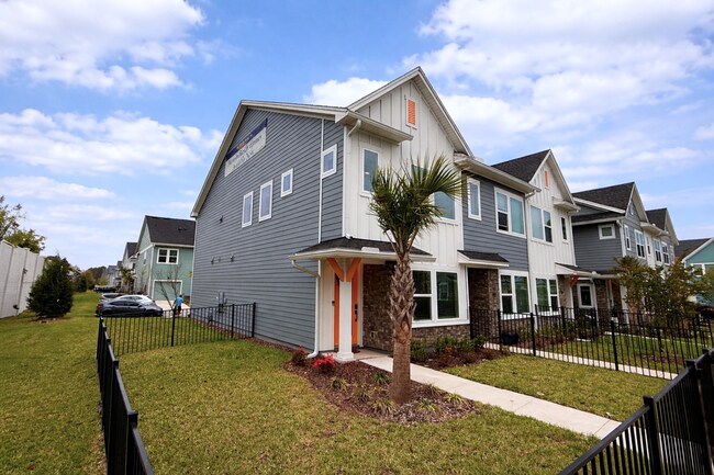 Building Photo - Resort-Style Living in eTown | Gated Community + Top Amenities