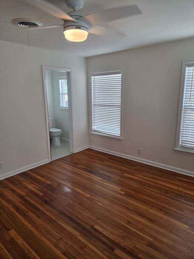 Building Photo - Travis Heights