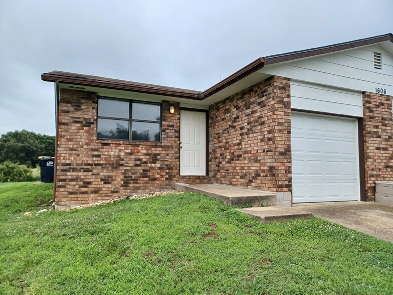 Front - 1606 Campus Dr