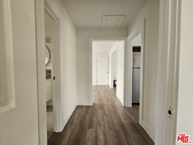 Building Photo - 138 N Kingsley Dr